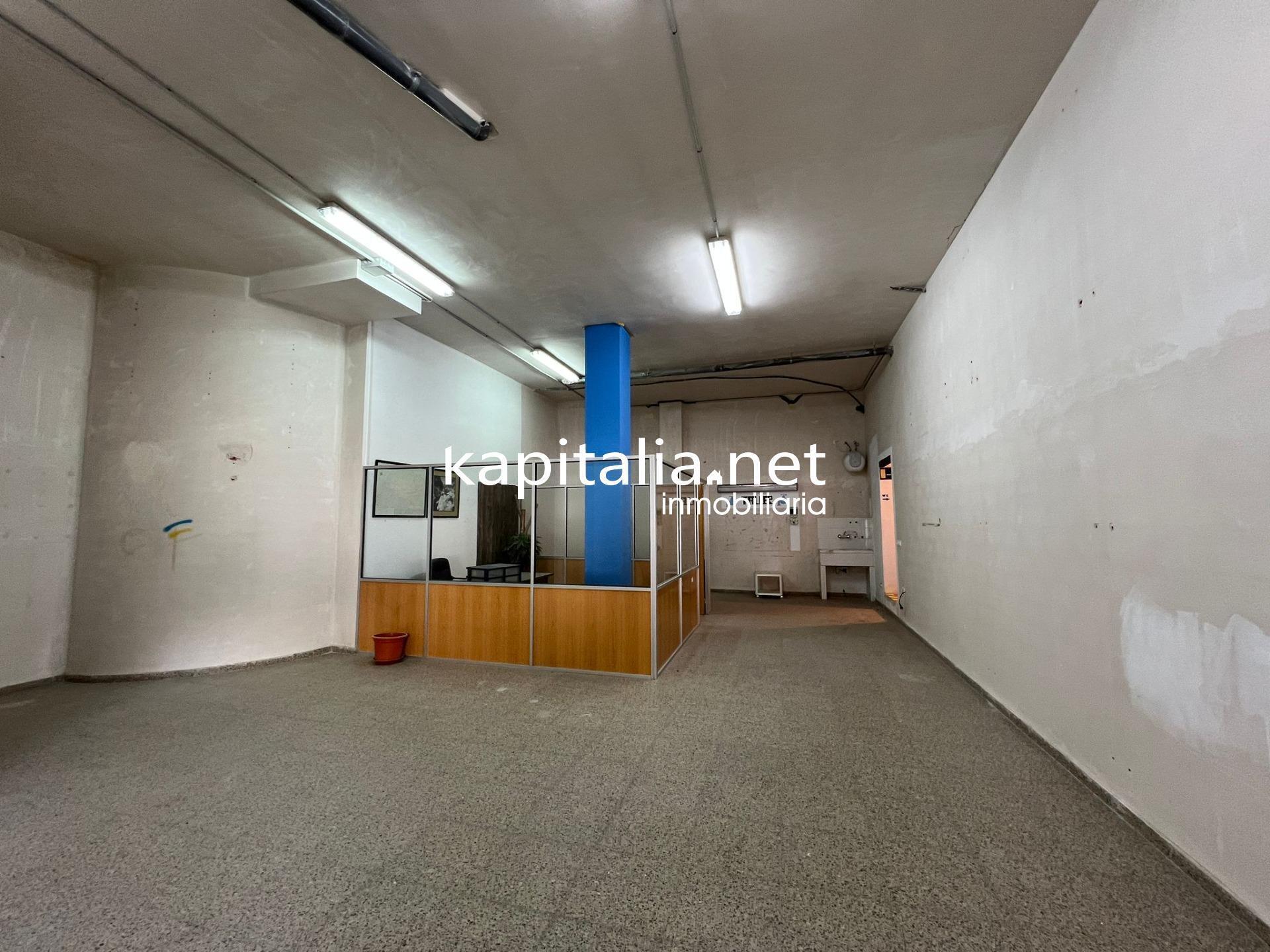 Retail in Ontinyent, Valencia to rent Interior Photo- Image 1 of 9
