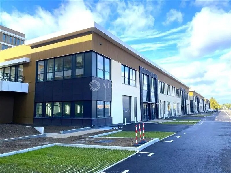 Light Industrial in Nanterre to rent Building Photo- Image 1 of 13