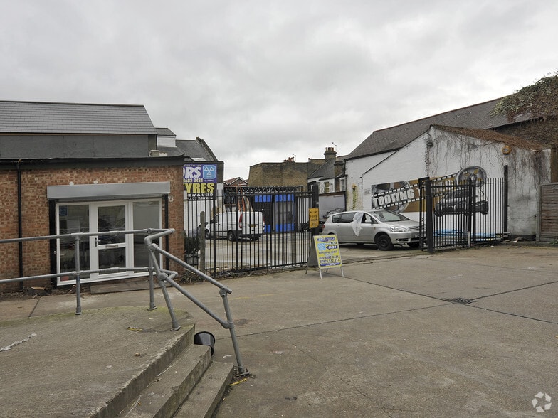 15A Selkirk Rd, London to rent - Building Photo - Image 2 of 5