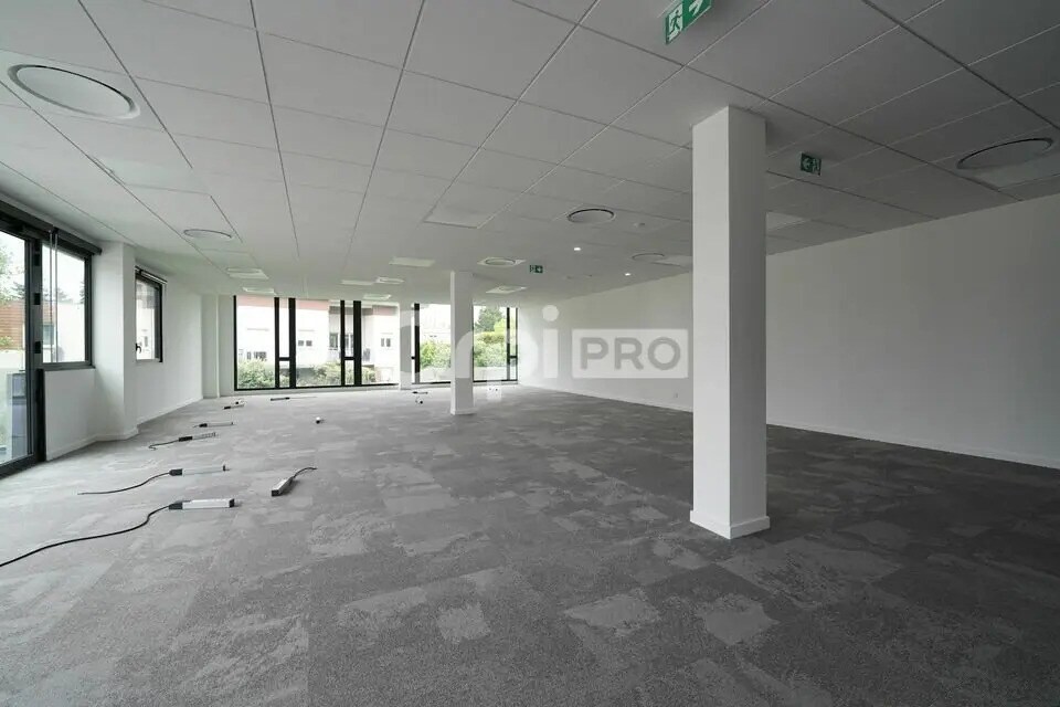 Office in Limonest to rent Building Photo- Image 1 of 11