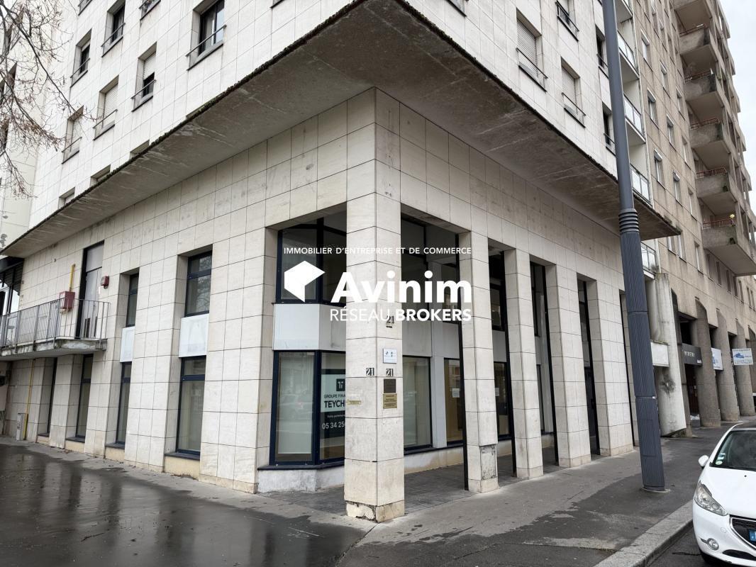 Retail in Montigny-le-Bretonneux to rent Building Photo- Image 1 of 14