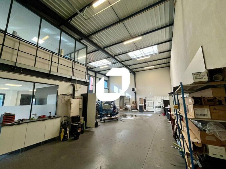 Light Industrial in Saint-Fons for sale - Interior Photo - Image 2 of 9