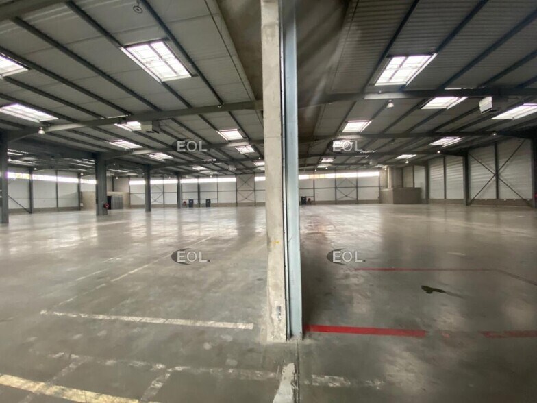 Industrial in Lieusaint to rent - Interior Photo - Image 2 of 12