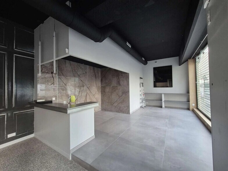 Retail in Paris to rent - Building Photo - Image 3 of 10