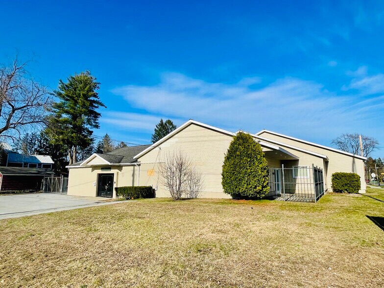 221 W Circular St, Saratoga Springs, NY for sale - Building Photo - Image 1 of 35