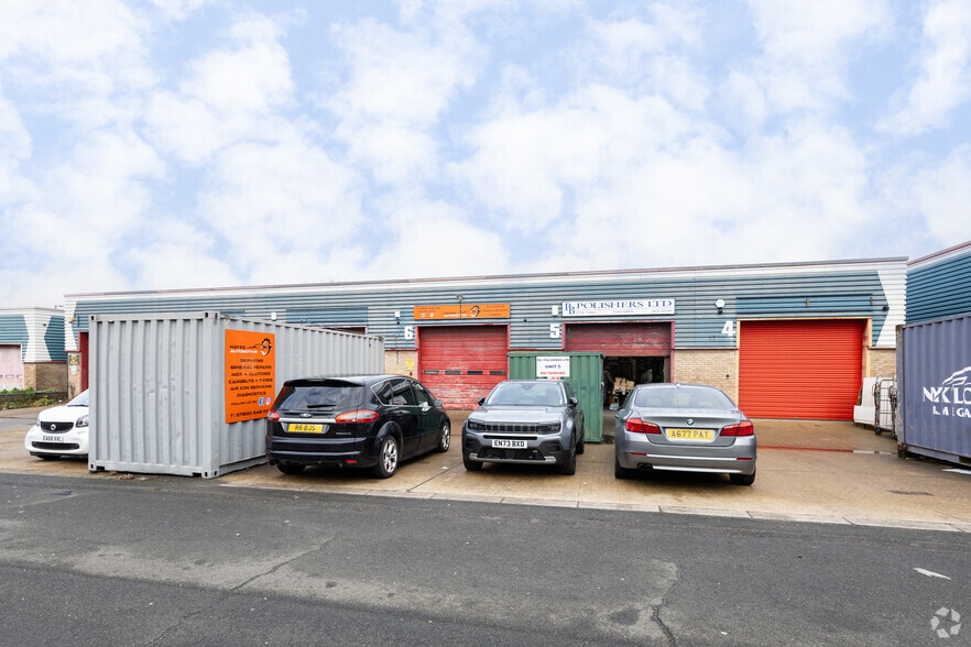 Farriers Way, Southend On Sea to rent - Building Photo - Image 2 of 2