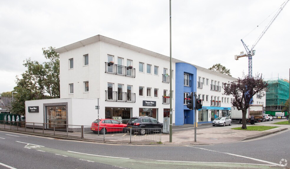 New Zealand Ave, Walton On Thames for rent - Primary Photo - Image 1 of 15