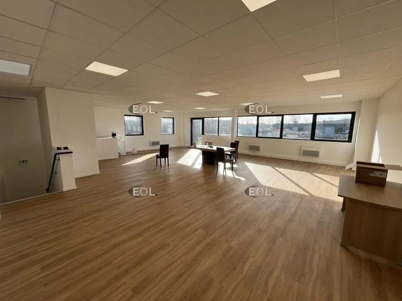 Light Industrial in Plaisir to rent - Interior Photo - Image 3 of 7