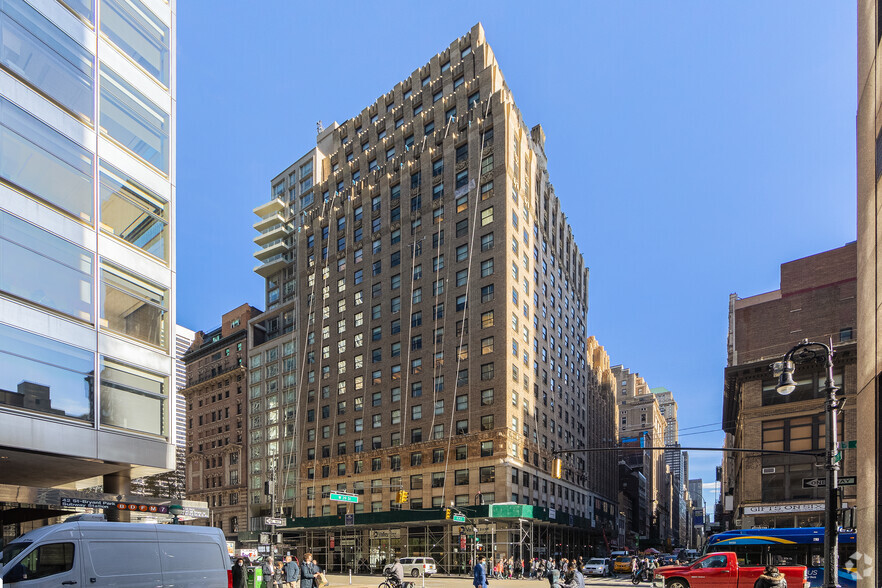 1040 Avenue of the Americas, New York, NY for rent - Primary Photo - Image 1 of 8