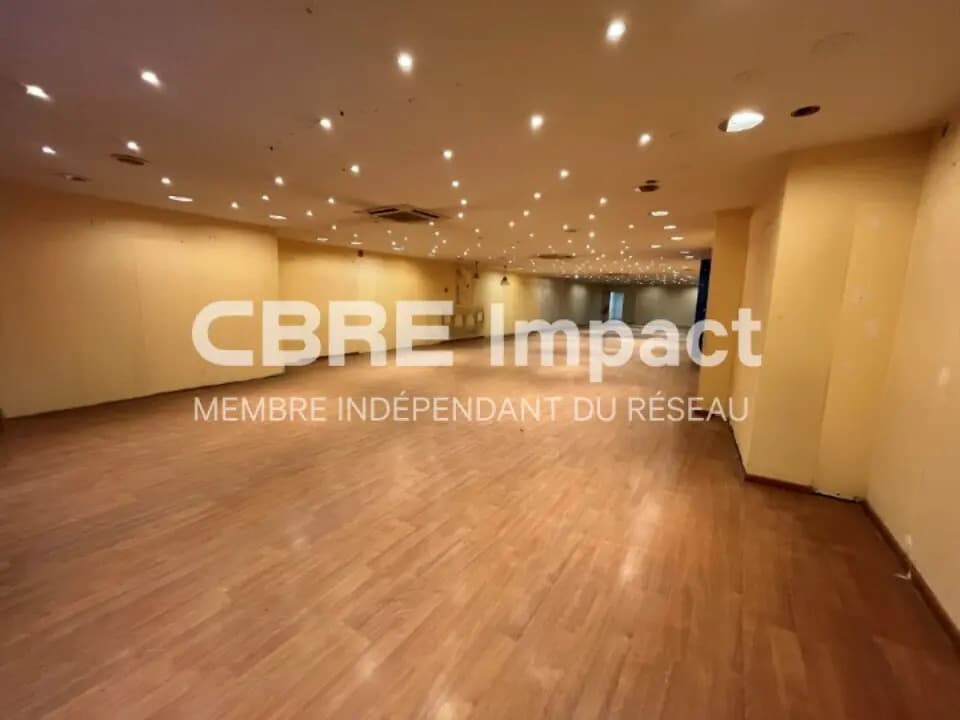 Location Commerce 330 m² - Photo 1