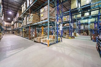 5660 Rue Ferrier, Mont-Royal, QC to rent Interior Photo- Image 2 of 5