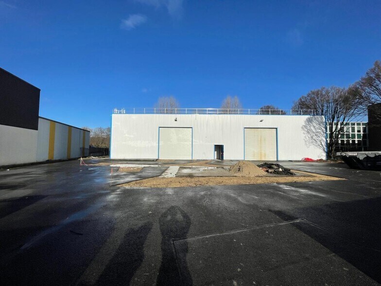 Light Industrial in Colombes to rent - Building Photo - Image 2 of 10