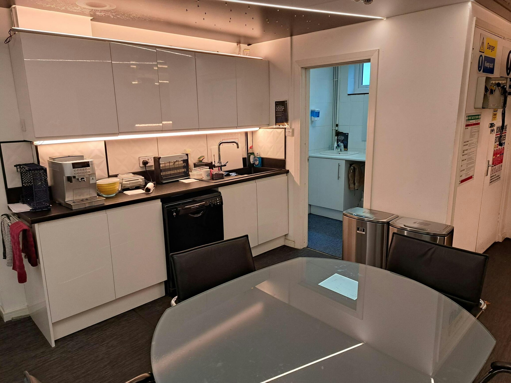 Glebeland Rd, Camberley to rent Interior Photo- Image 1 of 3