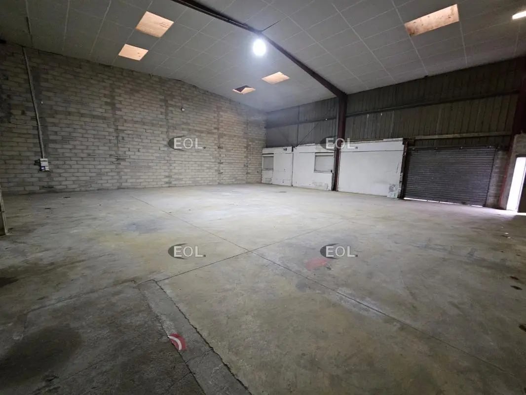 Light Industrial in Crosne to rent Interior Photo- Image 1 of 5