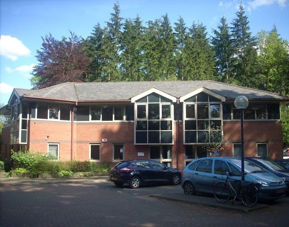 7 Dukes Ride, Crowthorne for sale Primary Photo- Image 1 of 1