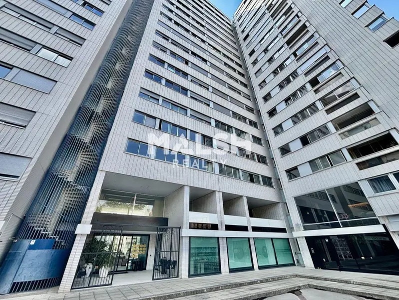 Office in Lyon for sale Building Photo- Image 1 of 15