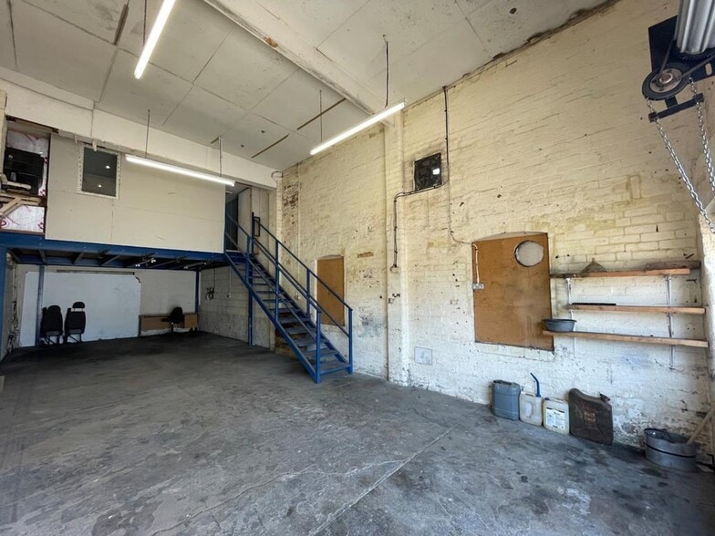 Whieldon Rd, Stoke On Trent to rent - Building Photo - Image 2 of 5