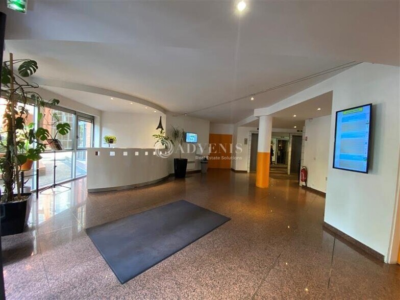 1 Rue Jeanne Braconnier, Meudon to rent - Lobby - Image 2 of 6