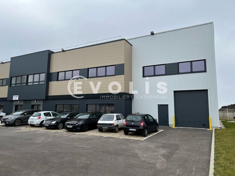 Light Industrial in Colombier-Saugnieu to rent - Building Photo - Image 1 of 10