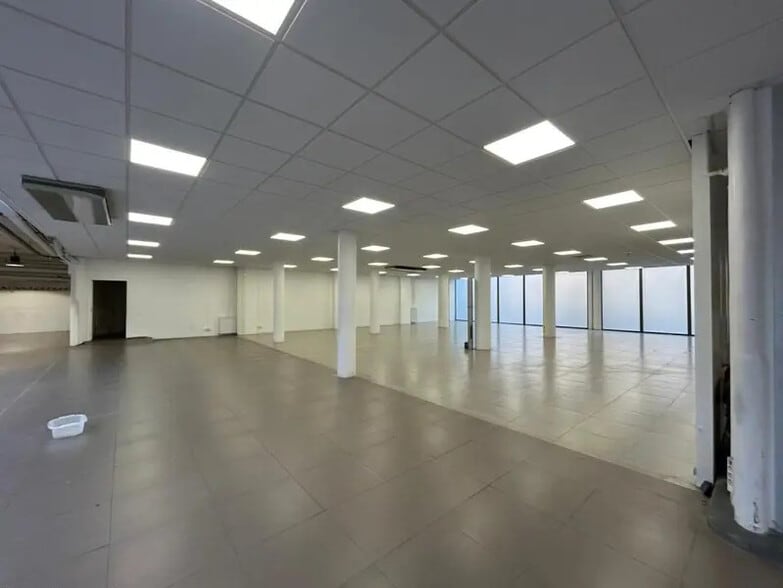 Retail in Paris to rent - Building Photo - Image 3 of 7