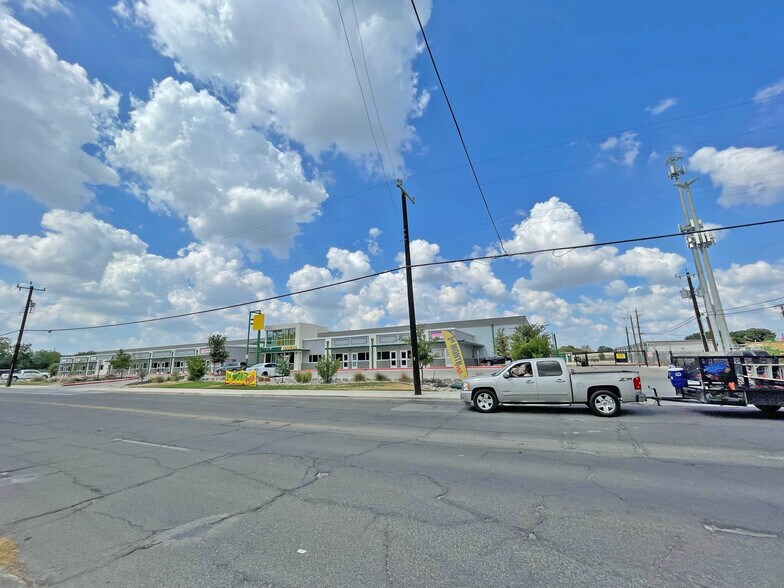 1419 Commercial Ave, San Antonio, TX for rent - Building Photo - Image 3 of 9