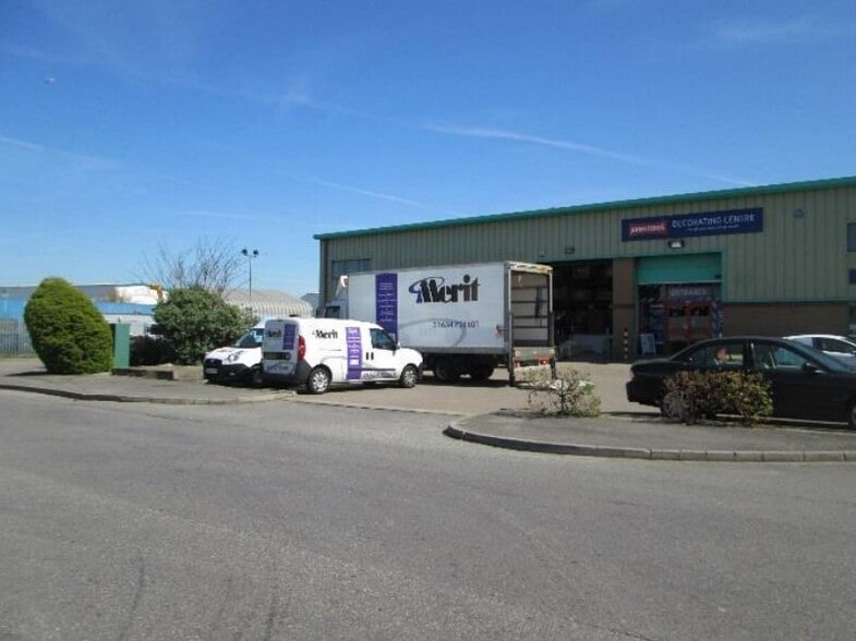 Neptune Clos, Rochester to rent - Building Photo - Image 2 of 2