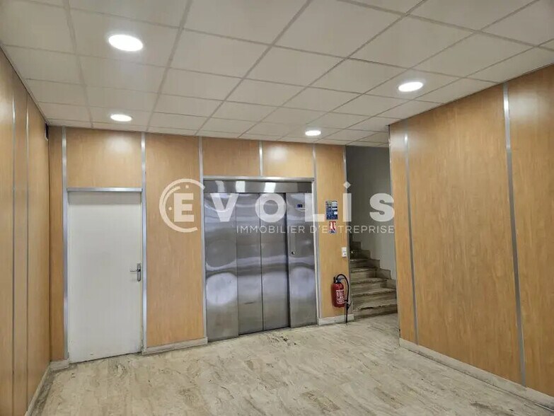 Light Industrial in Wissous to rent - Lobby - Image 2 of 22