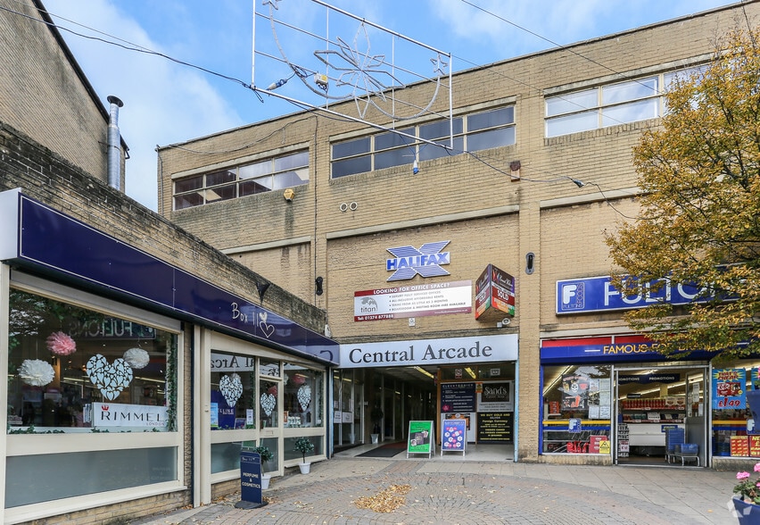 Central Arcade, Cleckheaton to rent - Building Photo - Image 2 of 28