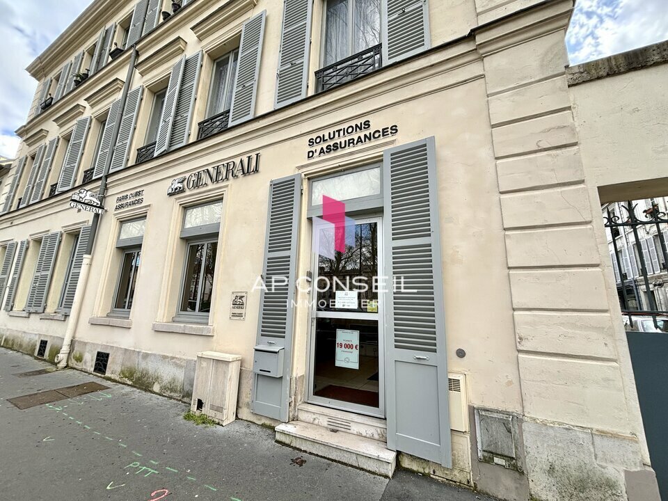 Office / Retail in Versailles to rent Building Photo- Image 1 of 5
