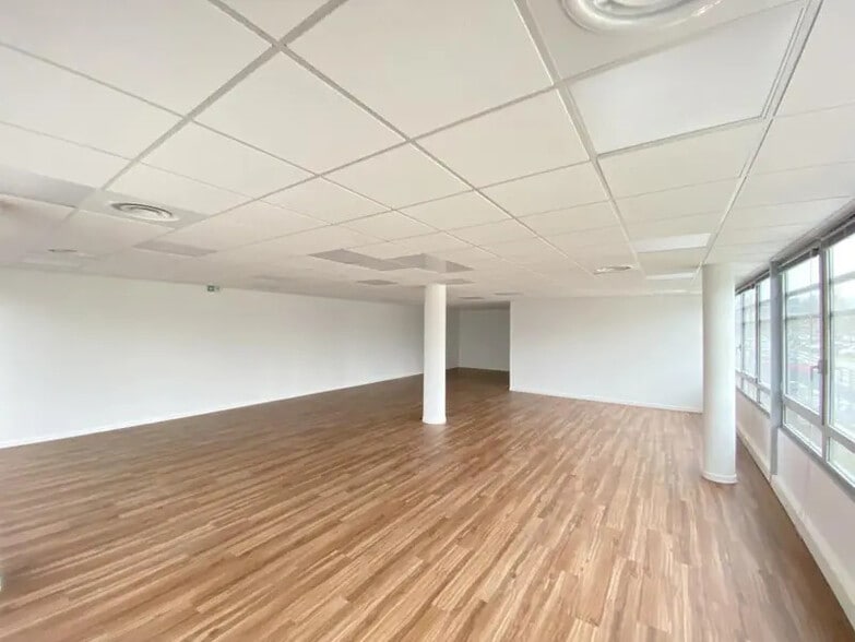 Office in Saint-Priest to rent - Interior Photo - Image 3 of 15