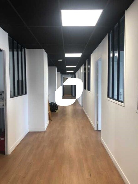 Office in Clichy to rent - Building Photo - Image 2 of 11