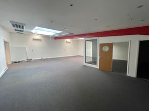 Oakcroft Rd, Chessington to rent Interior Photo- Image 2 of 3