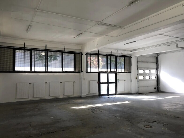Light Industrial in Nanterre to rent - Interior Photo - Image 3 of 7