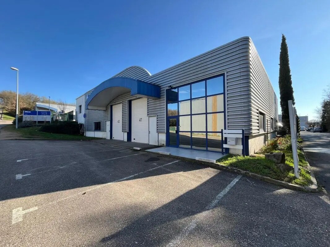 Light Industrial in Saint-Genis-Laval to rent Building Photo- Image 1 of 14