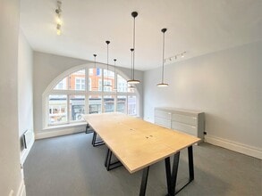 8 South Molton St, London to rent Interior Photo- Image 2 of 3