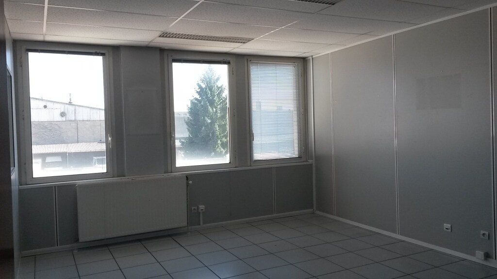 Office in Vénissieux to rent Interior Photo- Image 1 of 2