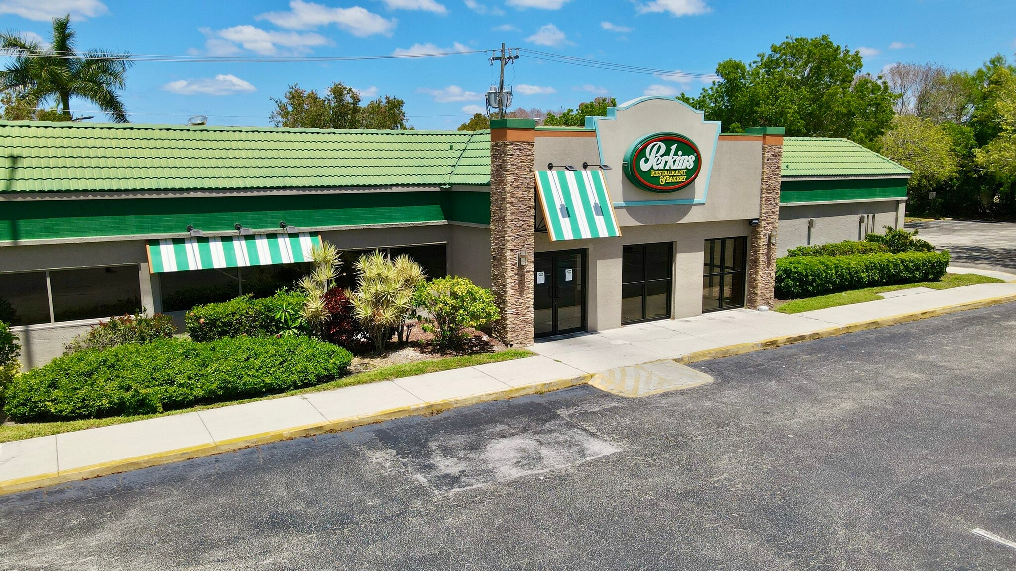 4335 Tamiami Trl E, Naples, FL to rent Building Photo- Image 1 of 3