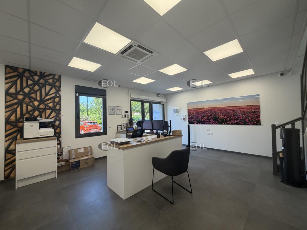 Light Industrial in Saint-Pierre-du-Perray for sale Interior Photo- Image 1 of 6