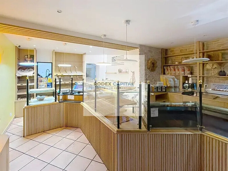 Retail in Asnières-sur-Seine to rent - Interior Photo - Image 2 of 7