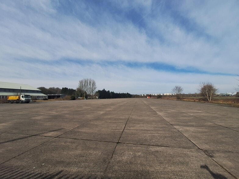 Hooton Park, Ellesmere Port to rent - Building Photo - Image 1 of 5