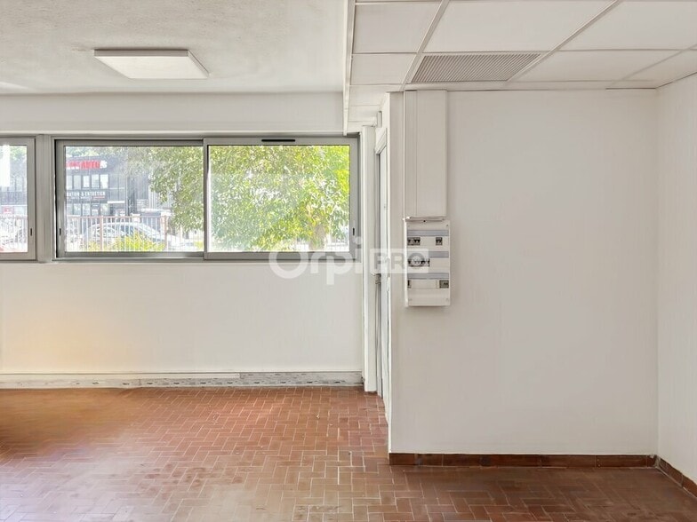 Office in Aubagne to rent - Interior Photo - Image 2 of 5