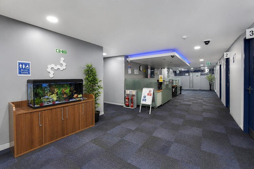 64-70 Broadway, London to rent - Building Photo - Image 3 of 8