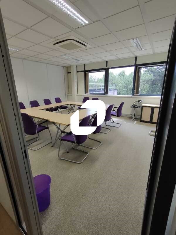 Office in Saclay to rent Interior Photo- Image 1 of 11