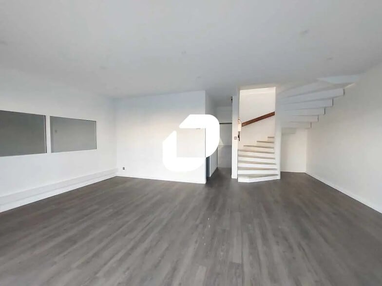 6-8 Rue Marie Curie, Coignières to rent - Interior Photo - Image 2 of 10