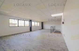 Light Industrial in Cormeilles-en-Parisis to rent Interior Photo- Image 1 of 2