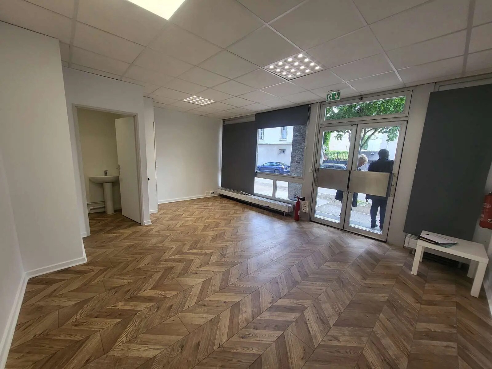 Retail in Saint-Germain-en-Laye to rent Interior Photo- Image 1 of 7