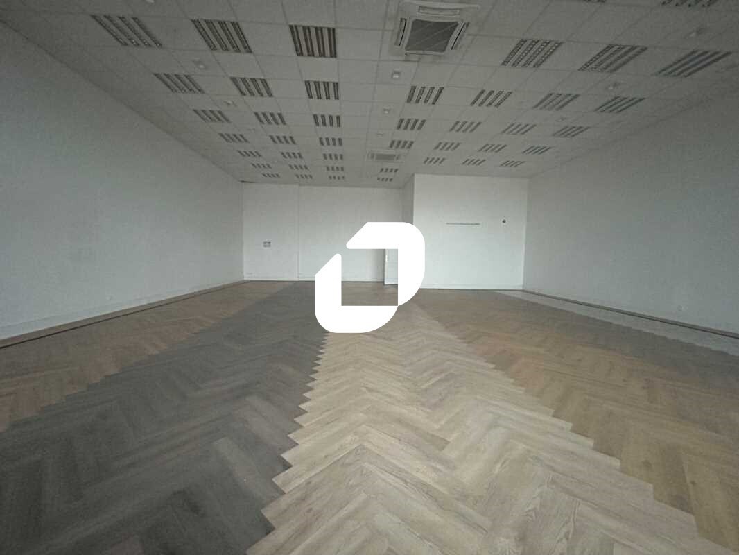 Retail in Chambourcy to rent Interior Photo- Image 1 of 3
