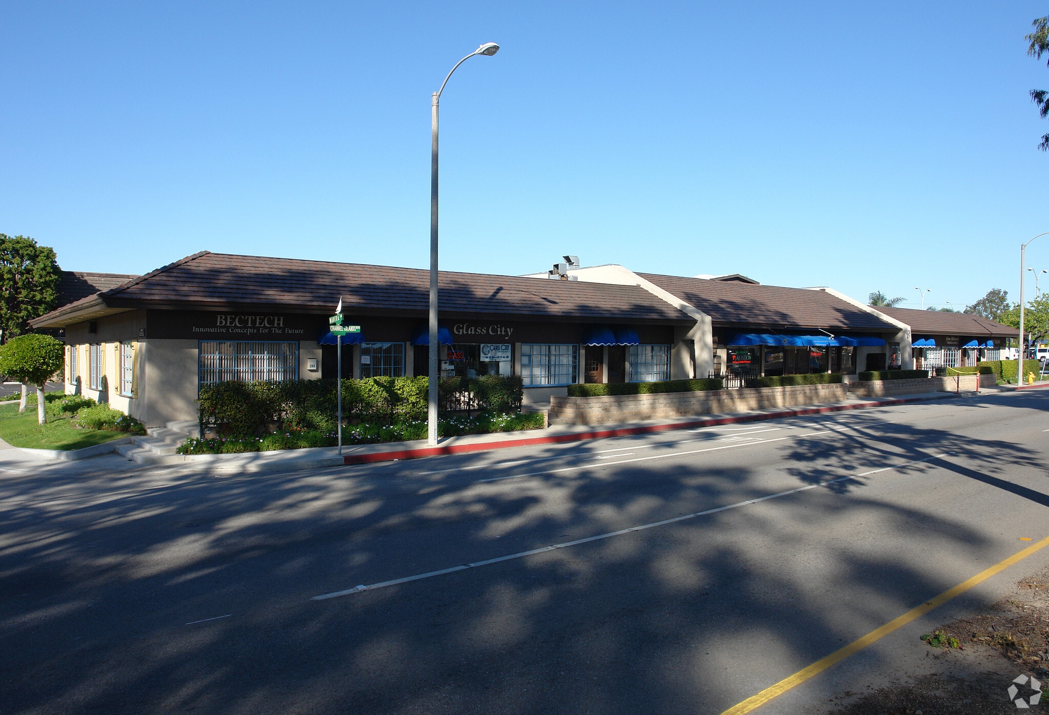 257-279 E Channel Islands Blvd, Port Hueneme, CA to rent Primary Photo- Image 1 of 4