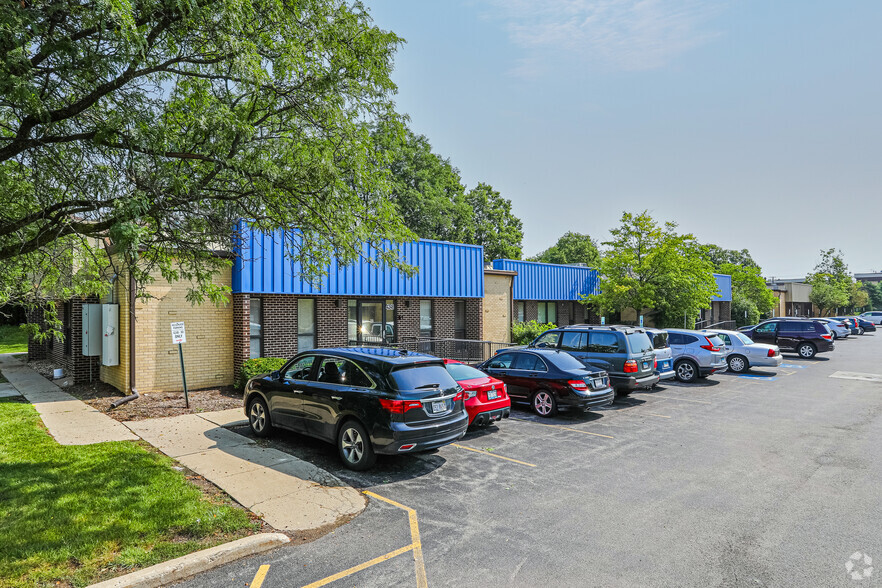 4200-4240 Commercial Way, Glenview, IL for rent - Building Photo - Image 2 of 9