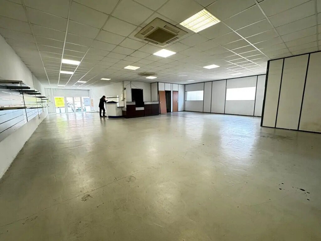 Location Commerce 240 m² - Photo 1